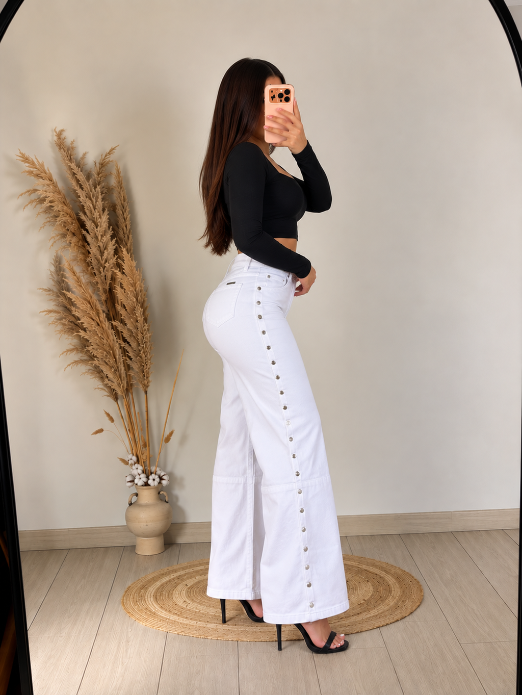 Wide leg white tachas