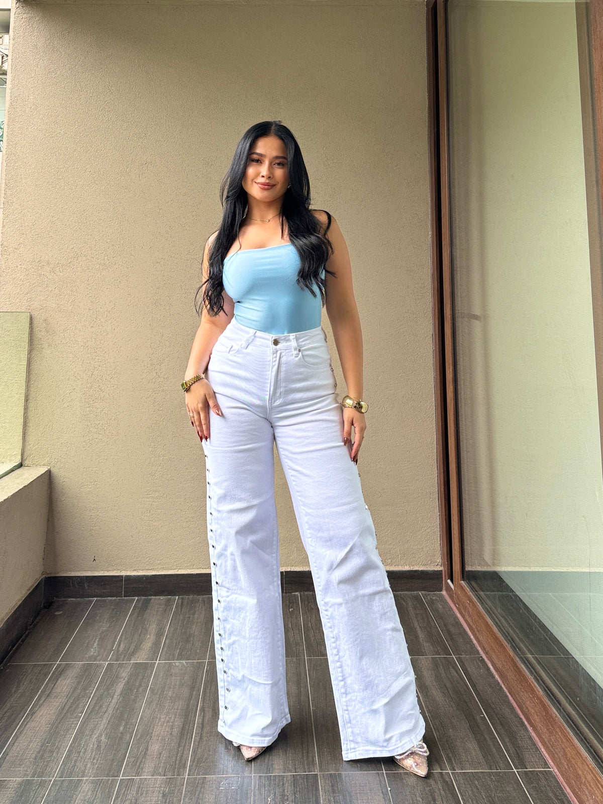 Wide leg white tachas