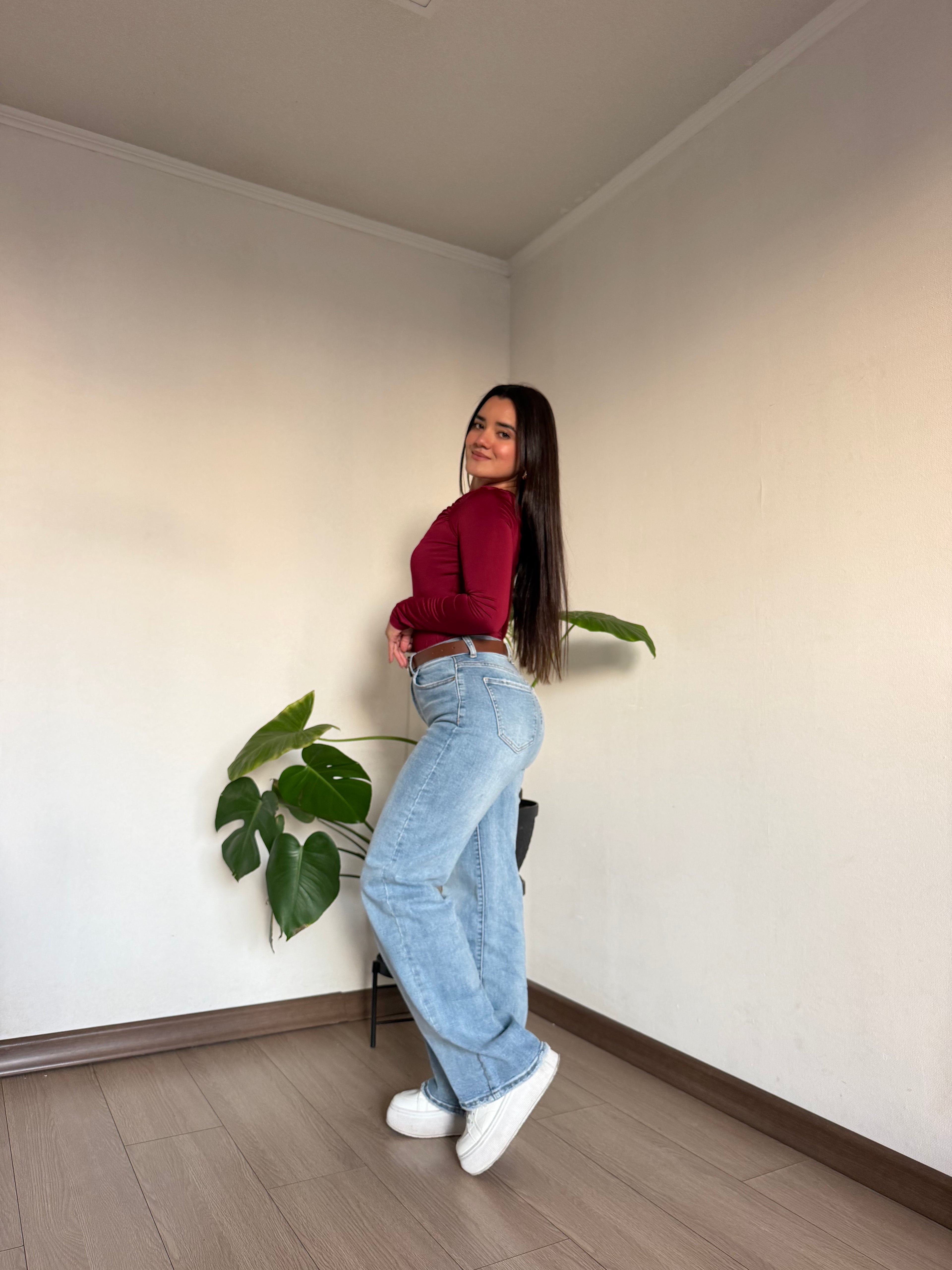 Jeans recto celeste con cinturon