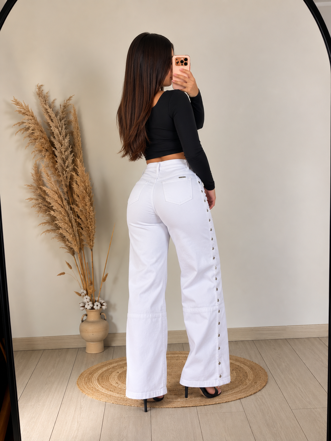 Wide leg white tachas