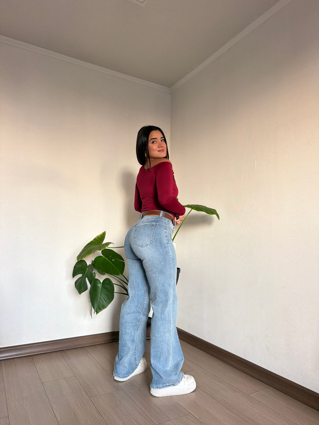 Jeans recto celeste con cinturon