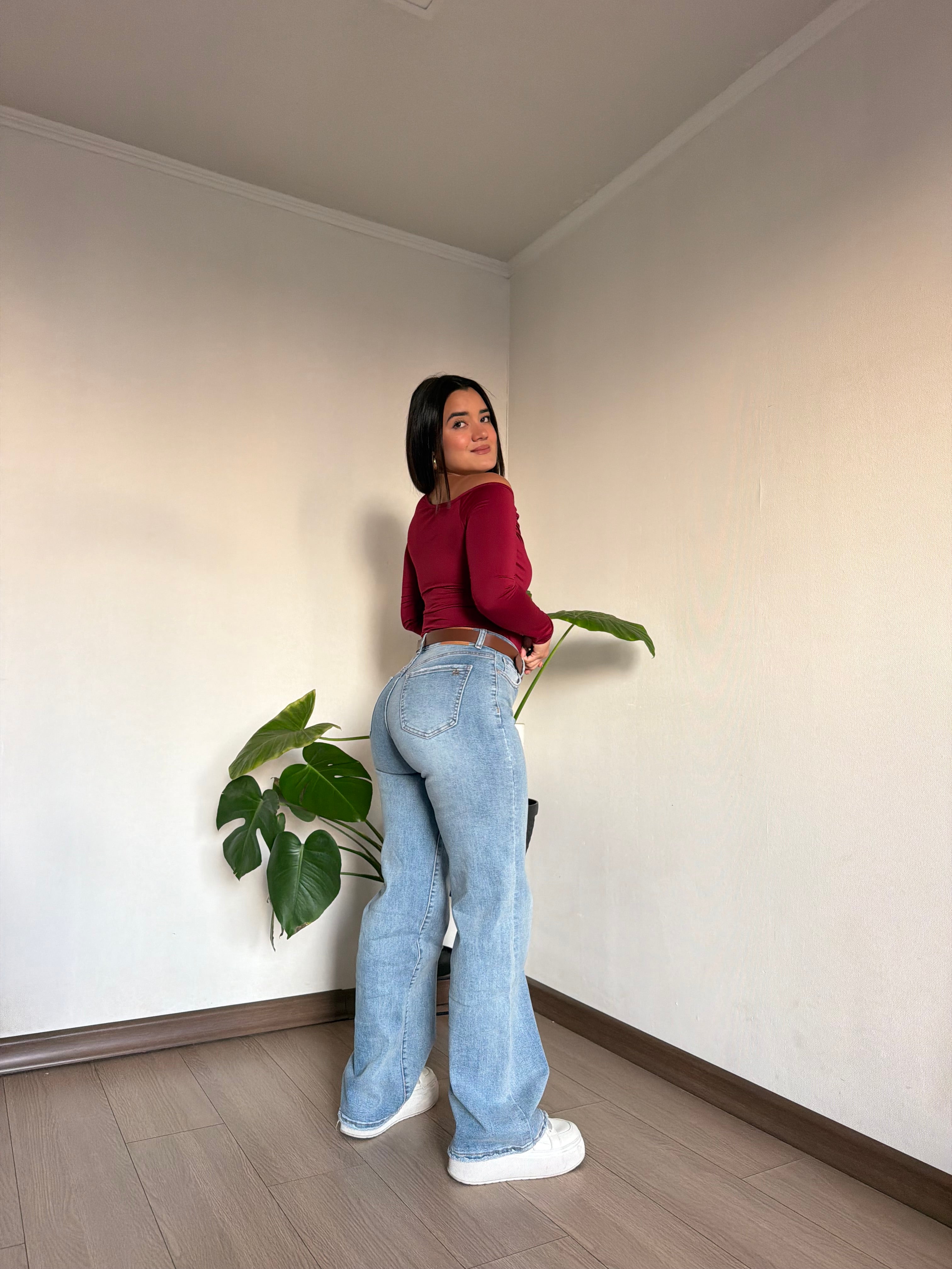 Jeans recto celeste con cinturon